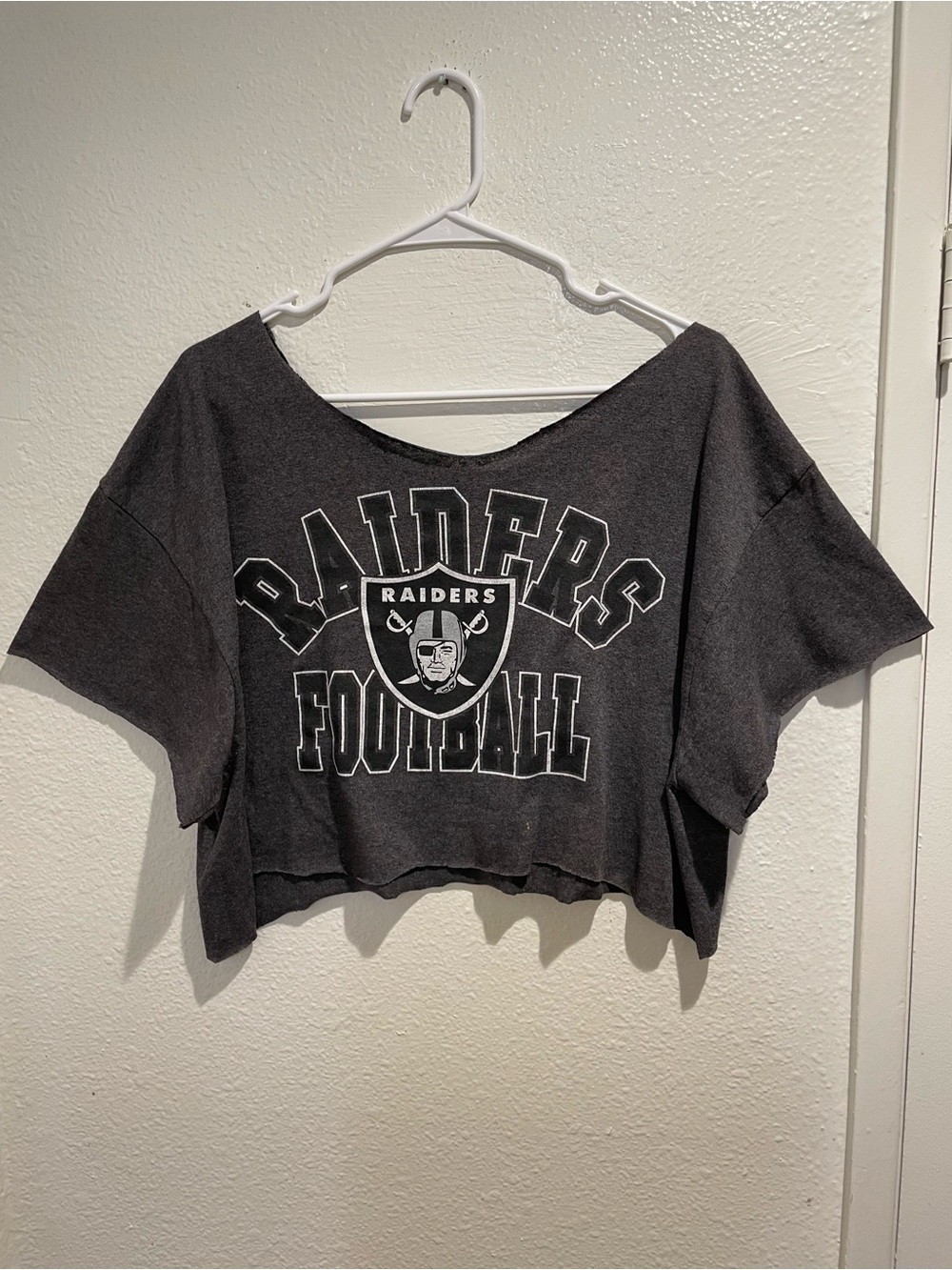 NFL Team Apparel Raiders Cropped Graphic Charcoal Tee Shirt Womens 2XL Raw Hem